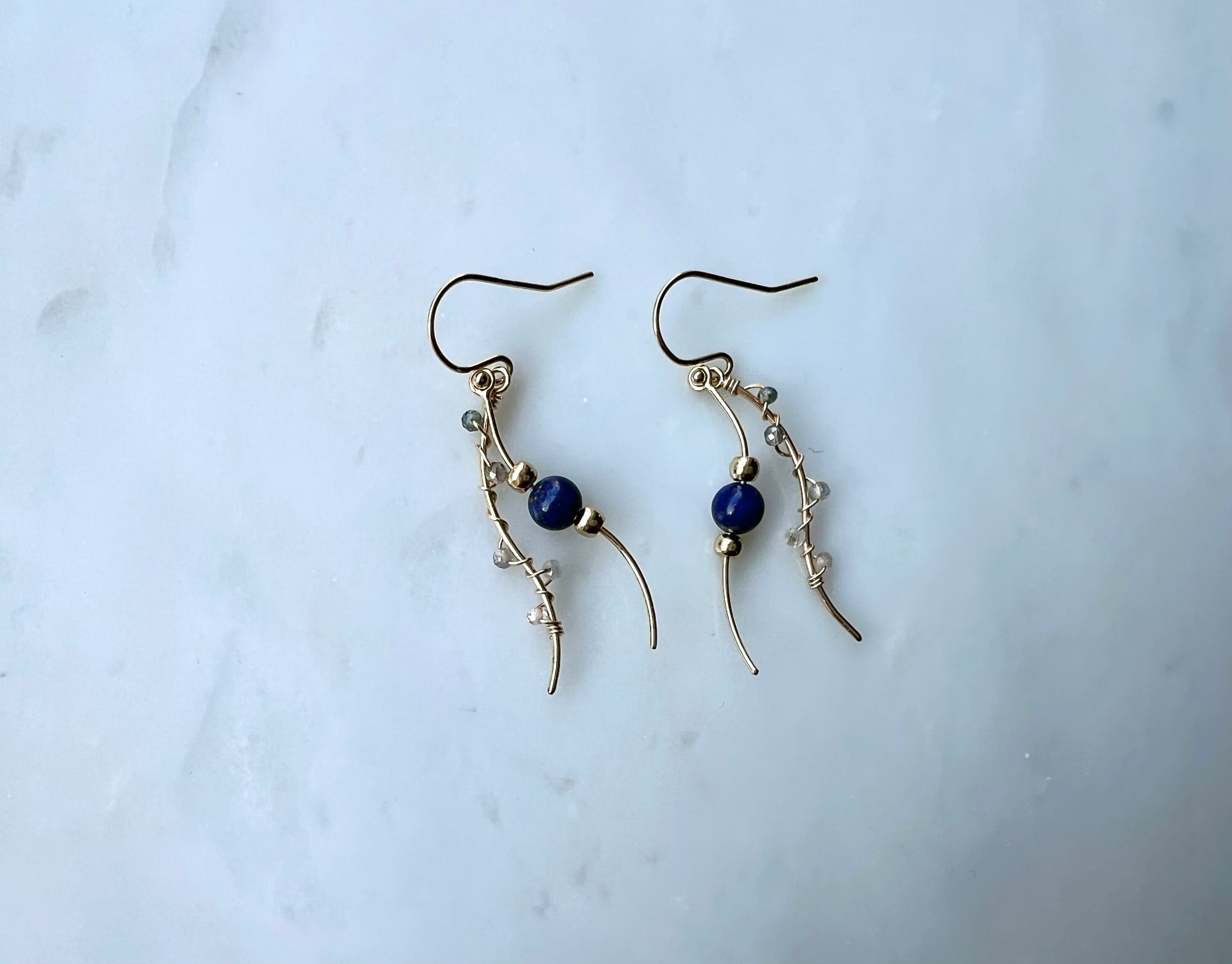 Lapis Lazuli Spinel Wavy Metal Bar Earrings 14K Gold Filled / ラピスラズリ　スピネル　波型メタルバー　ピアス　14K ゴールドフィルド